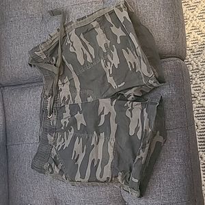 Sanctuary Camo Poplin Short, women's size: medium, color: green camouflage